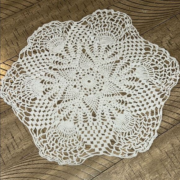 Elegant Vintage 1970s Handmade White Crochet Doilies Set - Picture 7 of 17